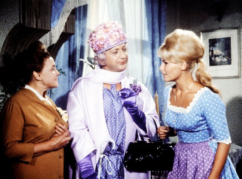  Die Internatsleiterin Martha von Hahn (Lotte Lang) stellt die gerade angekommene Tante Margaret (Gunther Philipp) der hübschen Susi (Vivi Bach) vor – ohne Verdacht zu schöpfen. – Bild: ORF