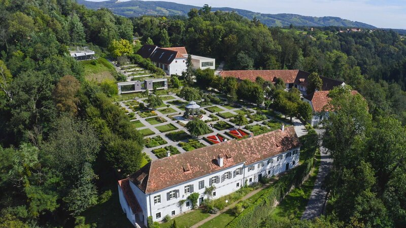 Dank großer Geldsummen gelingt diese Herkulesaufgabe. Auf Schloss Herberstein erhält man bis heute mit großem Aufwand den symmetrischen Garten auf dem Felsen. – Bild: SRF/​Kurt Mayer Film