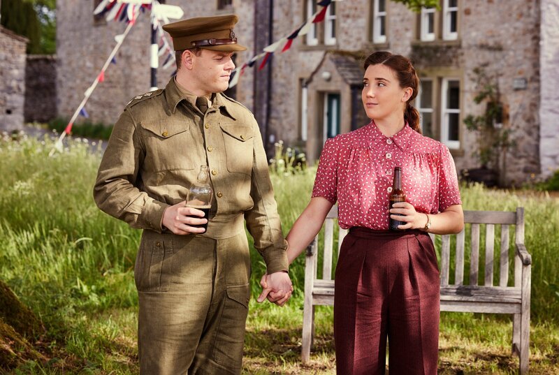 Tristan Farnon (Callum Woodhouse, l.), Charlotte Beauvoir (Gaia Wise, r.) – Bild: WDR/​Playground Television UK Ltd. 5 Broadcasting Limited/​Helen Williams