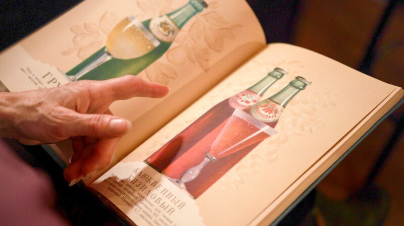 Stolz der Sowjets: Limonaden wurden im jährlich erscheinenden Katalog mit Kristallgläsern beworben. – Bild: MDR/​Filmpunkt