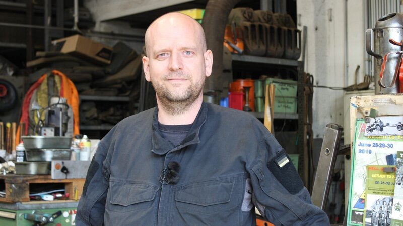 Kai Wätjen inside Philipp’s workshop – Bild: Warner Bros. Discovery, Inc. /​ Bianka Mager