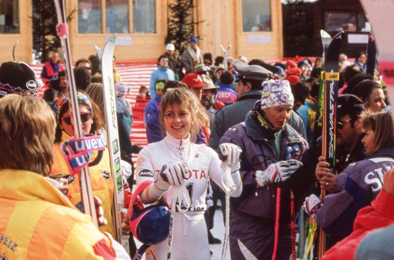 Sonja Brandner (Karin Thaler) genießt ihre Erfolge im Skizirkus. – Bild: ORF /​ BR