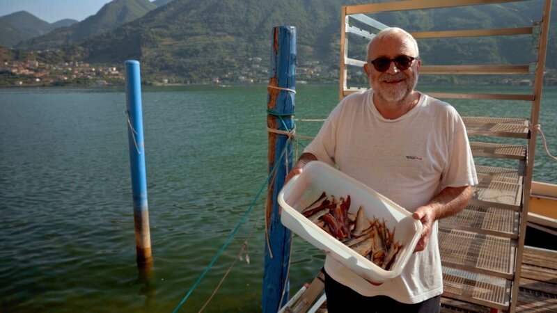 Fernando Soardi ist einer von 30 Berufsfischern am See. Er stammt aus dem Ort Carzano auf Monte Isola. Schon sein Urgroßvater war hier Fischer. Der Fischfang war über Jahrhunderte die wichtigste Lebensgrundlage der Insulaner. – Bild: RB, arte, Lür Wangenheim /​ ZDF