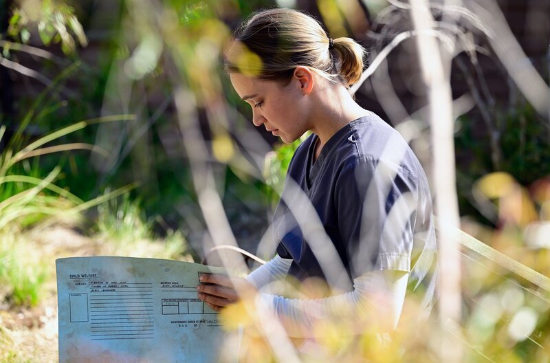 Als Mary (Tuuli Narkle) erneut einen Blick in die alte Krankenhausakte ihrer Mutter wirft, ist sie erschüttert über die wahren Umstände ihrer Adoption. – Bild: All3Media International