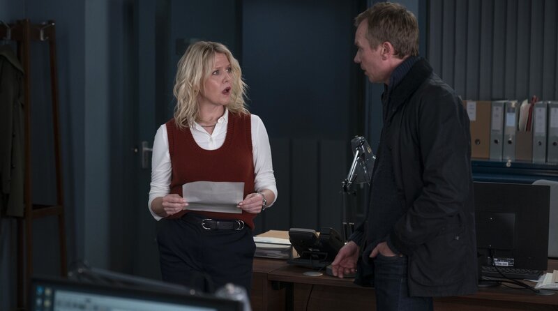 V. li. n. re.: DI Ruth Calder (Ashley Jensen) und DC Sandy Wilson (Steven Robertson) entdecken einen Hinweis. – Bild: ITV Studios /​ ARD Degeto