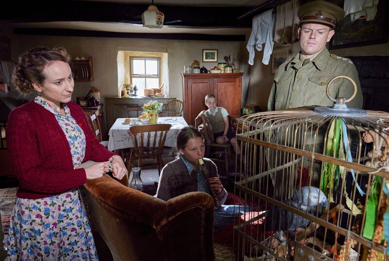 Mrs. Ainsley (Leah Brotherhead, l.), Tristan Farnon (Callum Woodhouse, r.) – Bild: WDR/​Playground Television UK Ltd./​5 Broadcasting Limited/​Helen Williams