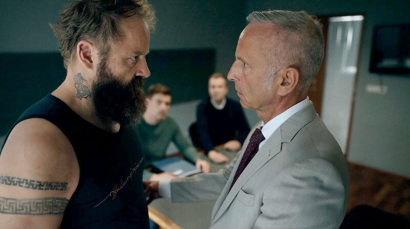 Ólafur Mattíasson (Guðjón Þorsteinn Pálmarsson, l.) steht unter dringendem Mordverdacht. Sein Anwalt (Stéfan Jónsson, r.) rät ihm, mit Huldar (Kolbeinn Arnbjörnsson, 2. v. l.) und Ríkki (Þorsteinn Bachmann) zu kooperieren. – Bild: WDR/​Jóhann Máni Jóhannsson