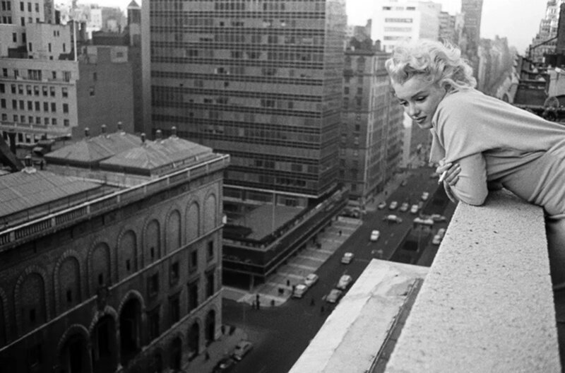 Marilyn Monroe über den Dächern von New York (1955). Die ersten großen Rollen in Filmen wie „Niagara“, „Blondinen bevorzugt“ und „Das verflixte 7. Jahr“ machten sie weltberühmt. – Bild: French Connection Films