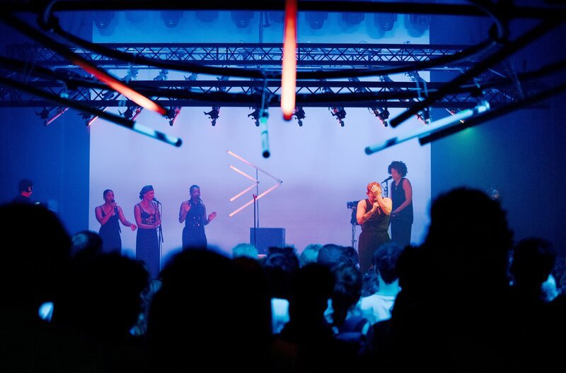 Kae Tempest bei „Echoes with Jehnny Beth“ im Pariser Yoyo-Club. – Bild: Cha Gonzalez