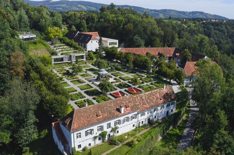 Österreichs historische Gartenpracht Schlossgarten Herberstein Dank grosser Geldsummen gelingt diese Herkulesaufgabe. Auf Schloss Herberstein erhält man bis heute mit grossem Aufwand den symmetrischen Garten auf dem Felsen – Bild: SRF/​Kurt Mayer Film