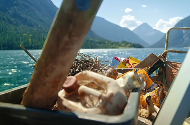 So viel Müll und noch mehr liegt auf dem Grund des Plansees. – Bild: SWR/​Nikolas Winter/​Bilderfest GmbH