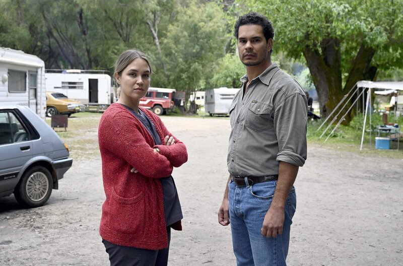 Detective Jay Swan (Mark Coles Smith) und seine schwangere Freundin Mary Allen (Tuuli Narkle) versuchen, in der alten Holzfällerstadt Loch Iris ein neues Leben zu beginnen. – Bild: All3Media International