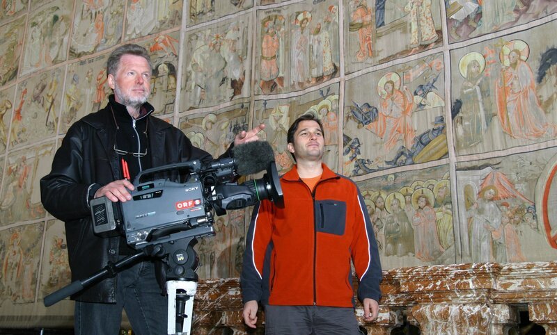 Kameramann Anton Wieser und Redakteur Karl Altmann vor dem Gurker Fastentuch. – Bild: ORF III