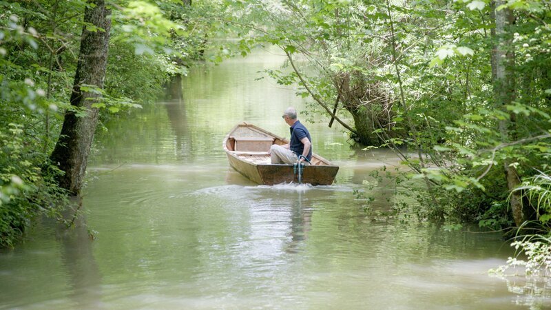 Künstler Hans Kupelwieser unterwegs auf dem Seebach, Lunz. – Bild: ORF/​Wega Film /​ ZDF
