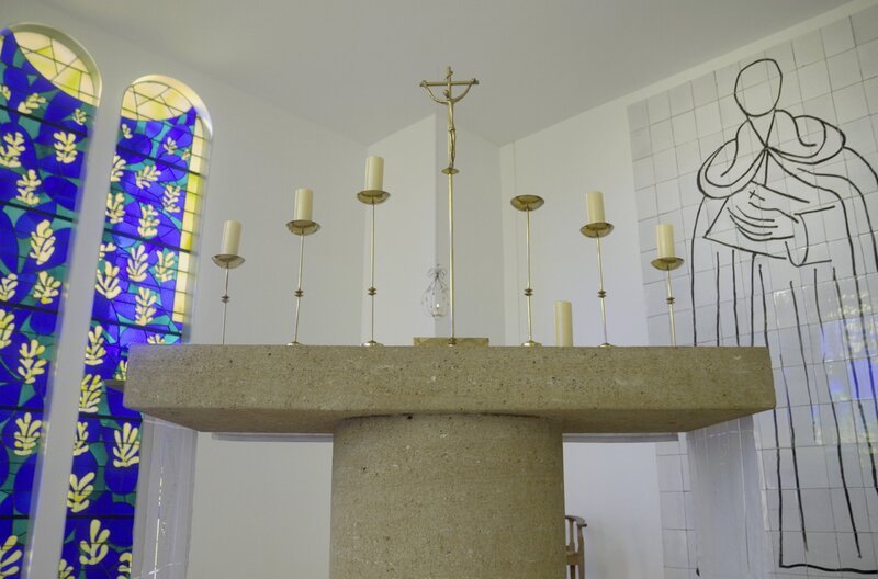 Innenraum der Kapelle: bemalte Keramikfliesen, die den heiligen Dominikus darstellen, und Glasfenster mit dem Lebensbaum – Bild: Tournez S’il Vous Plaît Production