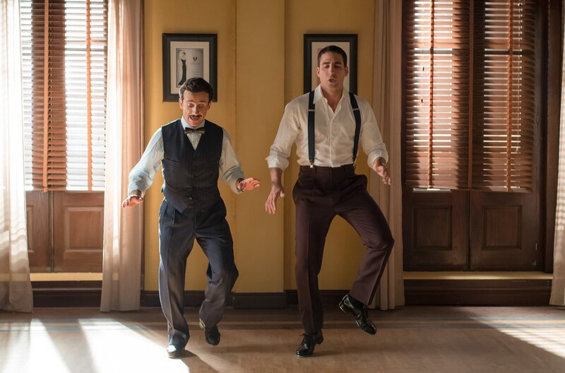 O’Brien (Víctor Ullate Roche, l.) und Alberto Márquez (Miguel Ángel Silvestre, r.). – Bild: WDR/​Manuel Fernandez-Valdes/​Beta Film GmbH