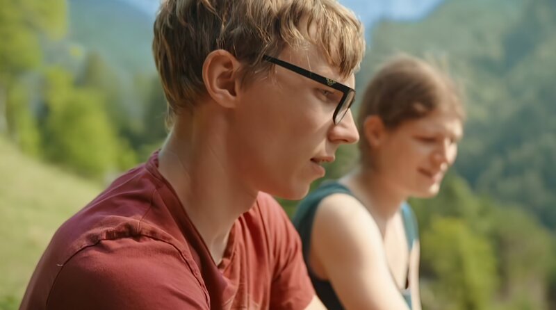 Tadej Certov und seine Freundin Darja auf der Schafsweide. – Bild: SWR/​Nikolas Winter/​Bilderfest GmbH