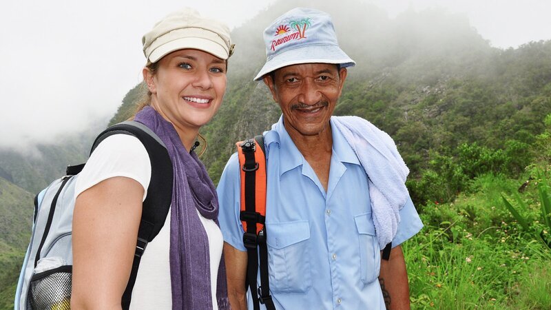 Moderatorin Wasiliki Goutziomitros mit Postbote Angélo Thiburce – Bild: 3sat