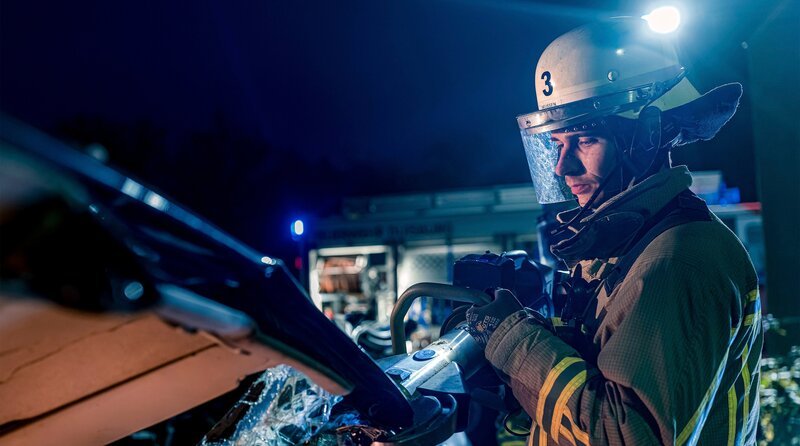 Die Feuerwehrleute der Wache 3 sind mit einem anspruchsvollen Einsatz konfrontiert. Ein schwerer Verkehrsunfall hat gleich mehrere Verletzte gefordert. Am Unfallort müssen die Rettungskräfte schnell entscheiden, wer zuerst versorgt werden muss, da die Verstärkung noch unterwegs ist. – Bild: WDR /​ Sebastian Drolshagen