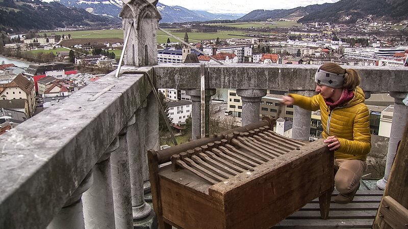 Ratschen in der Osterzeit anstatt der Glocken am Kirchturm. – Bild: ORF III