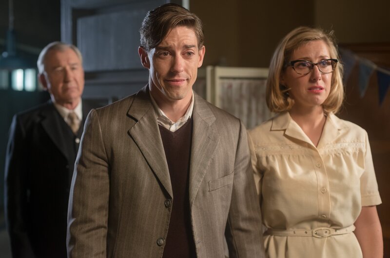 v.l.n.r. Emilio López (José Sacristán), Pedro Infantes (Adrián Lastra) und Rita Montesinos (Cecilia Freire). – Bild: WDR/​Manuel Fernandez-Valdes/​Beta Film GmbH