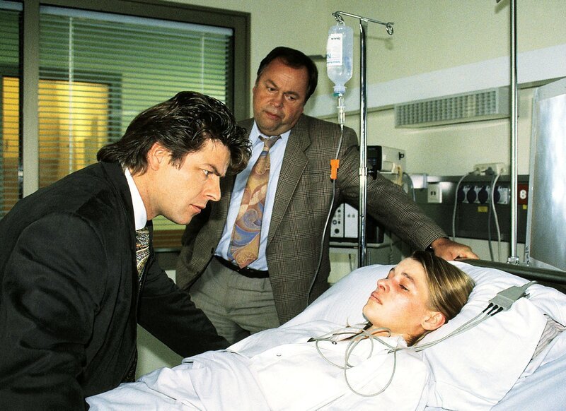 Kriminalhauptkommissar Stefan Kehler (Wolfgang Bathke, Mi.) und Kriminalkommissar Peter Wolniak (Uwe Fellensiek) besuchen Sabine Bilker (Bettina Kurth) im Krankenhaus. – Bild: RTL Deutschland