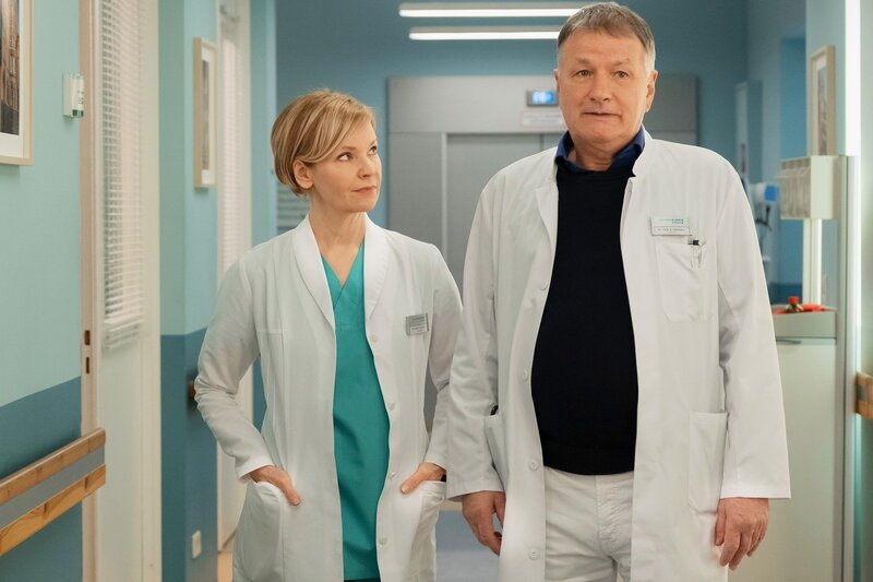 In aller Freundschaft Staffel 26 Andrea Kathrin Loewig als Dr. Kathrin Globisch, Thomas Rühmann als Dr. Roland Heilmann. – Bild: SRF1