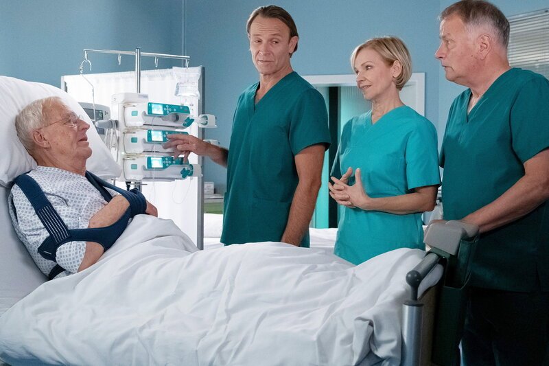 In aller Freundschaft Staffel 26 Bernhard Bettermann als Dr. Martin Stein (2. v.l.), Andrea Kathrin Loewig als Dr. Kathrin Globisch (2. v.r.), Thomas Rühmann als Dr. Roland Heilmann (r.) – Bild: SRF1