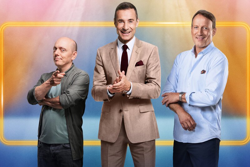 Wer weiss denn sowas XXL — Teamkapitäne Bernhard Hoëcker, Wotan Wilke Möhring; Moderator Kai Pflaume – Bild: SRF1