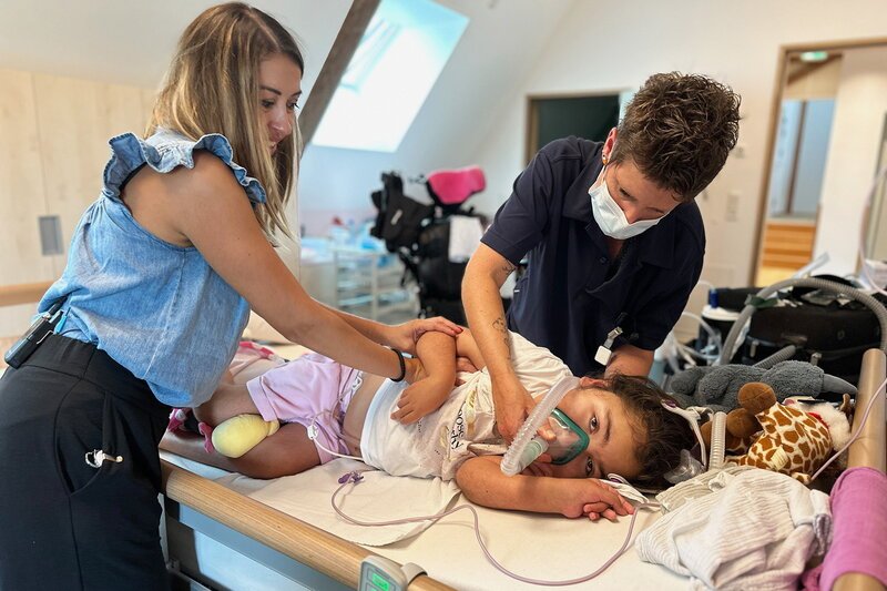 Eine Oase der Erholung für schwerkranke Kinder. Stella ist eines von rund 10'000 Kindern in der Schweiz mit einer lebensverkürzenden Krankheit. – Bild: SRF1 Eine Oase der Erholung für schwerkranke Kinder. Stella ist eines von rund 10'000 Kindern in der Schweiz mit einer lebensverkürzenden Krankheit. – Bild: SRF1