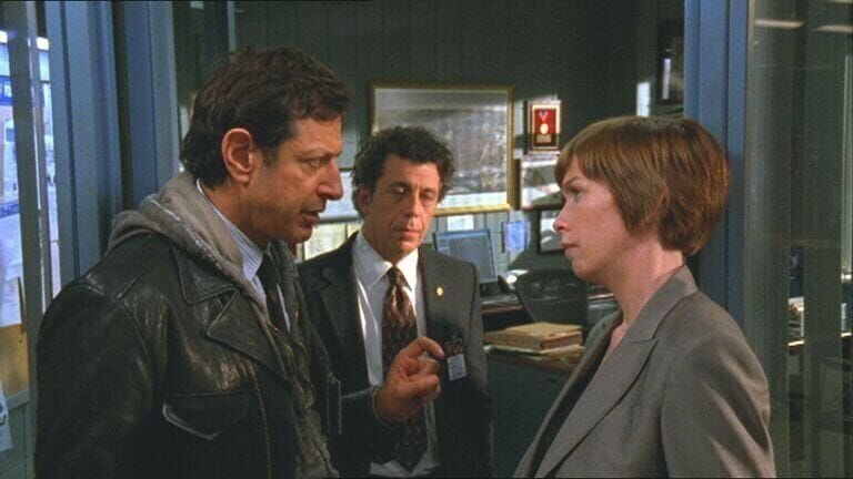 Innerhalb kurzer Zeit werden zwei Banker getötet. Detective Nichols (Jeff Goldblum, l.), Captain Ross (Eric Bogosian) und Detective Wheeler (Julianne Nicholson) tappen im Dunkeln. – Bild: RTL