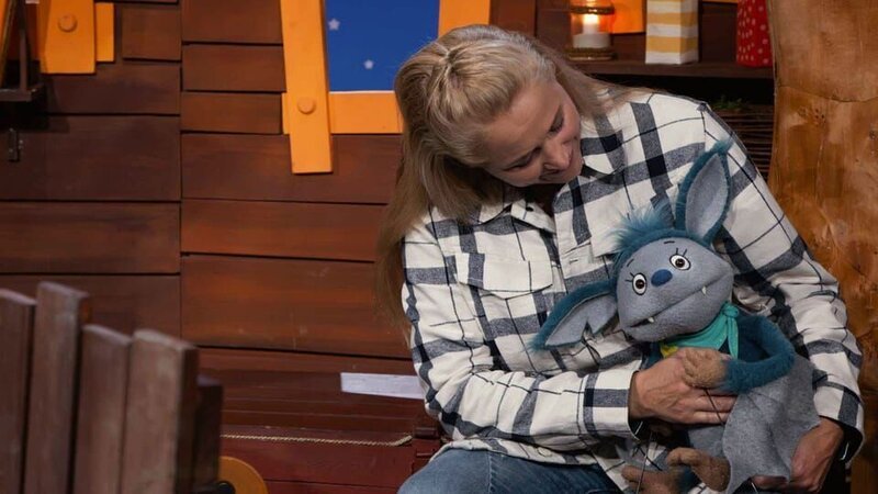 Fidi ist traurig: Ihr Freund, der Hase, hat angegeben, weil er größer und schneller ist. Doch Singa hat eine Idee, wie Fidi wieder Mut bekommt! – Bild: KiKA