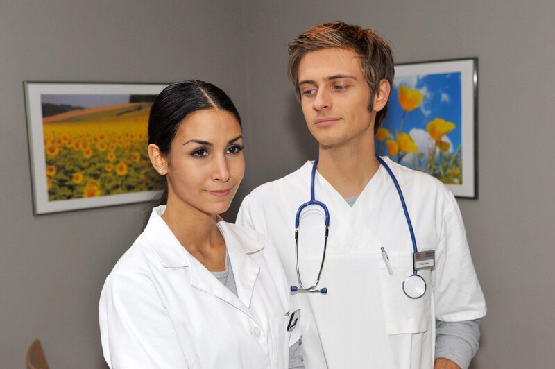 Aylas (Sila Sahin) Entschluss, ihre Gefühle für Philip (Jörn Schlönvoigt) zu unterdrücken, gerät ins Wanken, denn seine Gegenwart lässt ihr Herz jedes Mal höher schlagen … – Bild: RTL