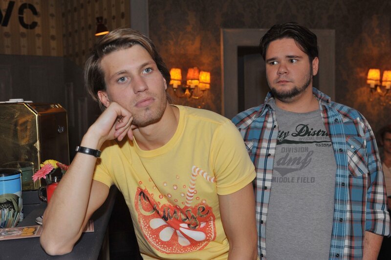 Tuner (Thomas Drechsel, re.) macht sich Sorgen um Dominik (Raul Richter), den die bruchstückhaften Erinnerungen an die Entführung quälen. – Bild: RTL