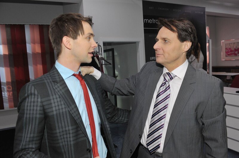 Gerner (Wolfgang Bahro, re.) gelingt es, Patricks (Björn Harras) Ängste vor der Haft zu zerstreuen und untermauert seine versprochene Unterstützung, indem er Patrick auch noch rechtmäßig adoptiert. – Bild: RTL