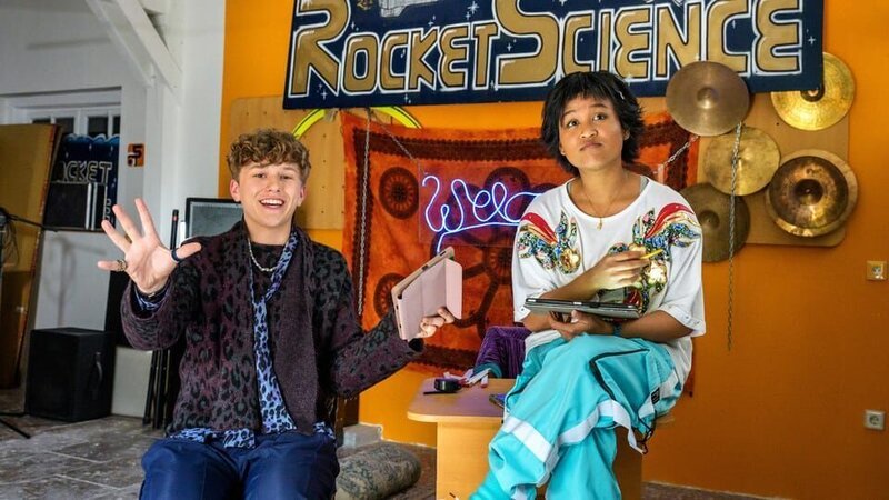 Massuda (Tisa Pharaschad Khumyim) und Luis (Jonas Seeger) diskutieren über den neuen Club. – Bild: MDR/​Uwe Frauendorf