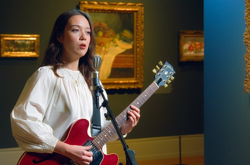 Als bekennende Kunstliebhaberin und Museumsgängerin präsentiert Laufey nur zu gern inmitten von Kunstwerken Songs aus ihren zwei Studioalben. – Bild: Klangmalerei.tv