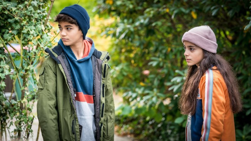 Hakim (Mads Albatros) und Jasina (Sophia Grande) verfolgen das Gespräch zwischen Bennet und Frau Dr. Gernhard. – Bild: NDR/​Boris Laewen