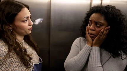 Karla kann Olivia noch nicht verzeihen, obwohl diese ihren Bruder angezeigt hat. Doch als die beiden im Aufzug stecken bleiben und Karla eine Panikattacke bekommt, ist Olivia zur Stelle und hilft. Nun stehen alle Zeichen auf Neuanfang. – Bild: RTLZWEI