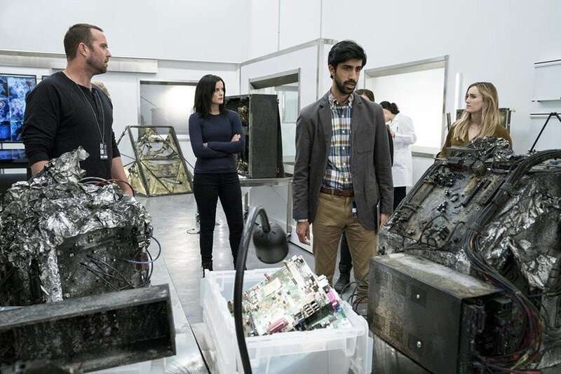 „Blindspot“, „Verunsichert.“ Die Taskforce hat wieder zusammengefunden und gemeinsam arbeiten sie weiter an der Entschlüsselung von Janes Tattoos. Eine der Tätowierungen führt die Ermittler zu einem abgelegenen Feld, wo sie Zeugen eines Satellitenabsturzes werden. Bevor die Trümmer geborgen werden können, wird das Team von Söldnern angegriffen, die es auf die Blackbox abgesehen haben. Das Team findet heraus, dass Nordkorea mit Hilfe der Blackbox die amerikanische Raketenabwehr ausschalten will.Im Bild (v.li.): Sullivan Stapleton (Kurt Weller), Jaimie Alexander (Jane Doe), Sathya Sridharan (Nikhil), Ashley Johnson (Patterson). – Bild: PLURIMEDIA (Berlanti Productions, Quinn’s House, Warner Bros. Television)