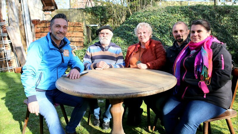v.l. Mauro Corradino, Wolfgang Rihm (70), Jaenette Rihm (62), Matthias Rihm (37), Nicole Beese (36) – Bild: RTL 2