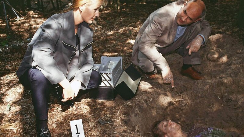 Staatsanwältin Charlotte Glaser (Britta Schmeling, li.) und der Gerichtsmediziner Dr. Duhler (Klaus Schindler, re.) untersuchen die Leiche einer jungen Frau (Komparsin), die im Wald vergraben wurde. – Bild: MG RTL D