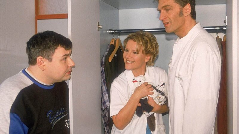 „Was bitte hat Chefarzt Schmidt (Walter Sittler, r.) mit Schwester Nikola (Mariele Millowitsch) im Schrank zu suchen?“, fragt sich Patient König (Thomas Gimbel). – Bild: MG RTL D