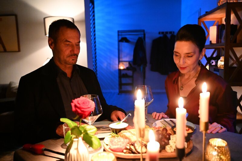 Simone (Tatjana Clasing) lässt sich auf ein nostalgisches Abendessen mit Richard (Silvan-Pierre Leirich) ein. – Bild: RTL