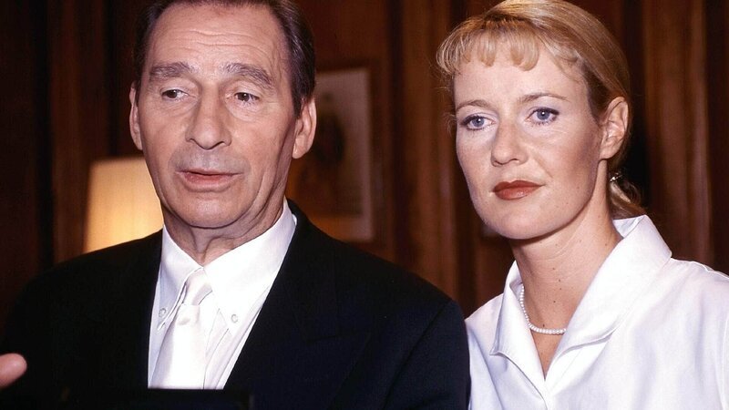 Oberstaatsanwalt Lotze (Henry van Lyck) und Staatsanwältin Glaser (Britta Schmeling) legen sich eine Strategie für die Verhandlungen zurecht. – Bild: MG RTL D