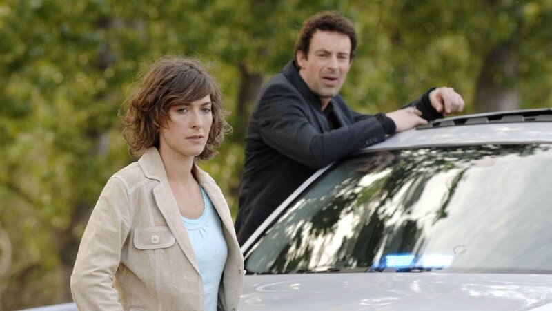 Chris (Gedeon Burkhard) hat Dr. Julia Kamp (Margrit Sartorius) und sich in Sicherheit gebracht. – Bild: MG RTL D /​ Guido Engels