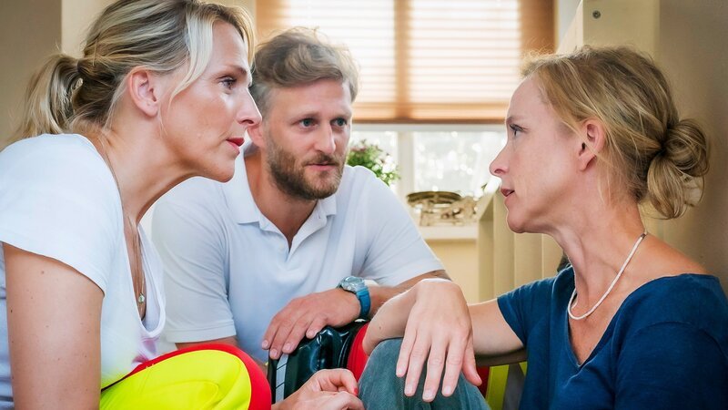 Hebamme mit «Burnout»-Symptomen, v.li.: Tanja Wedhorn als Nora Kaminski, Johanna Klante als Claudia Koserow – Bild: SRF/​ARD Degeto/​Boris Laewen