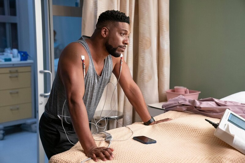 Dr. Floyd Reynolds (Jocko Sims) – Bild: RTL /​ Universal Television LLC. ALL RIGHTS RESERVED. /​ Selbstheilung