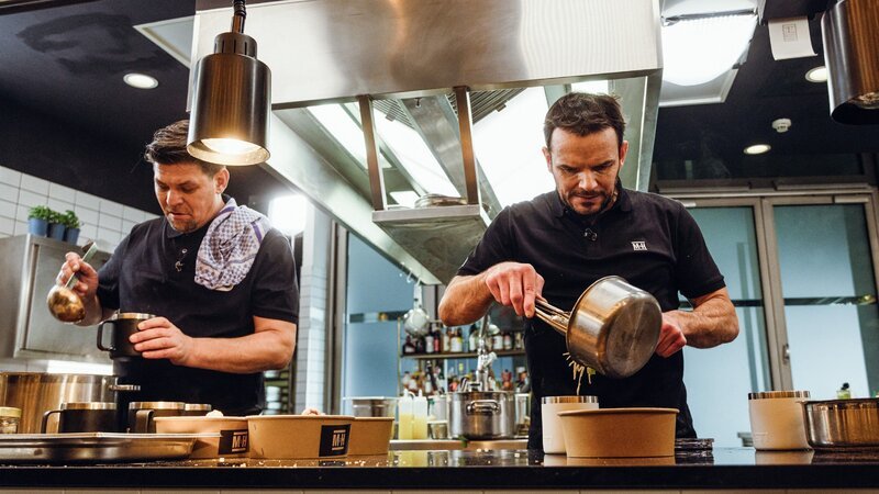 Tim Mälzer (l.) und Steffen Henssler. – Bild: RTL /​ Hendrik Lüders