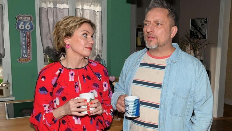 Yvonne (Gisa Zach) genießt die vertraute Nähe zu Michael „Michi“ (Lars Pape). – Bild: RTL